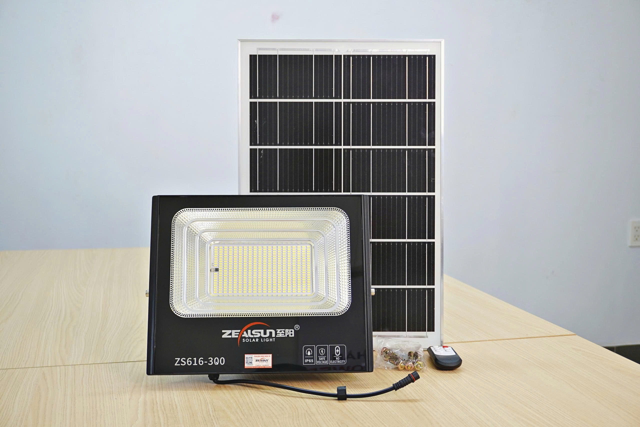 BỘ ĐÈN PHA NLMT 300W - Hình ảnh 3