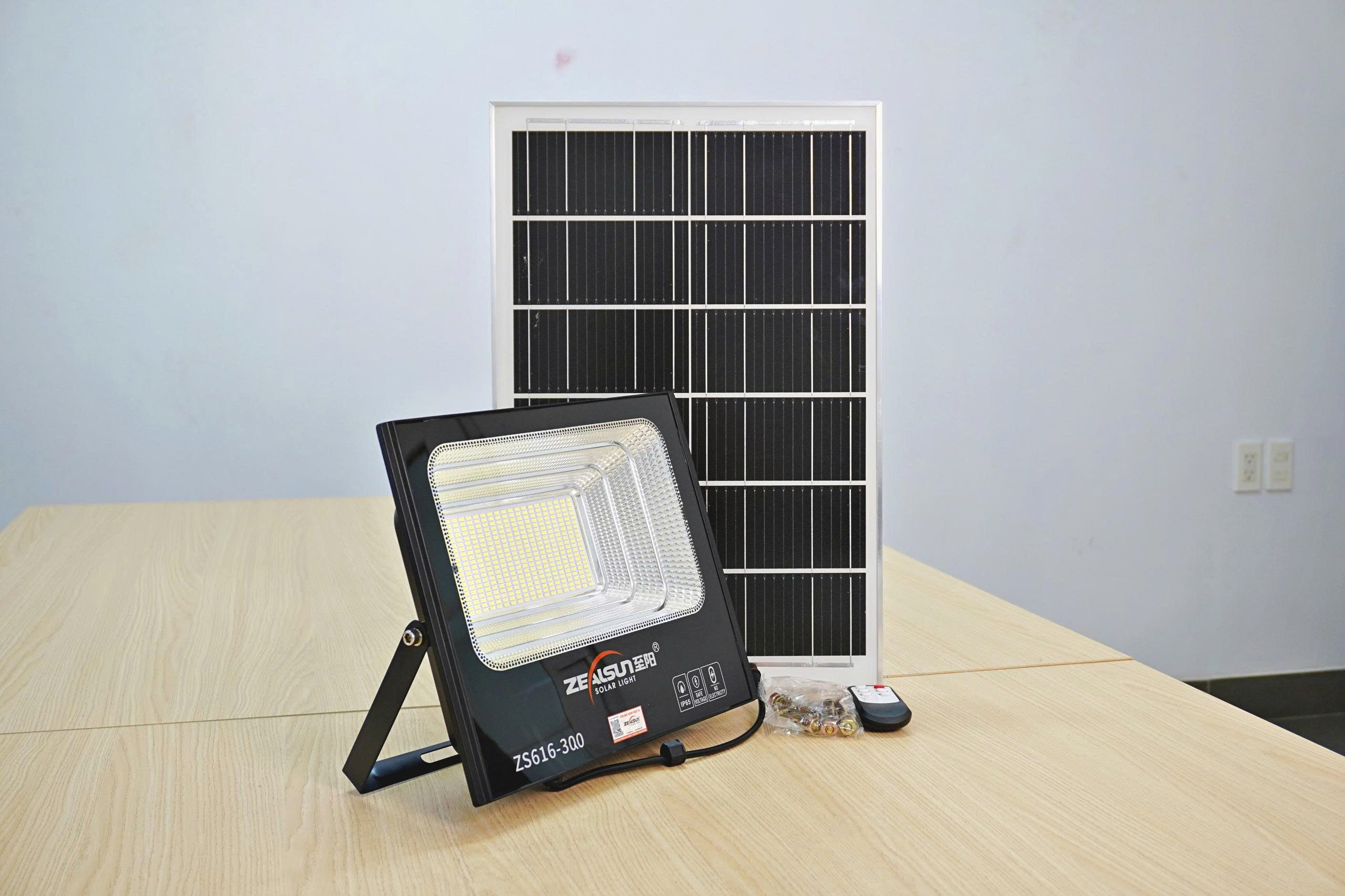BỘ ĐÈN PHA NLMT 300W - Hình ảnh 2